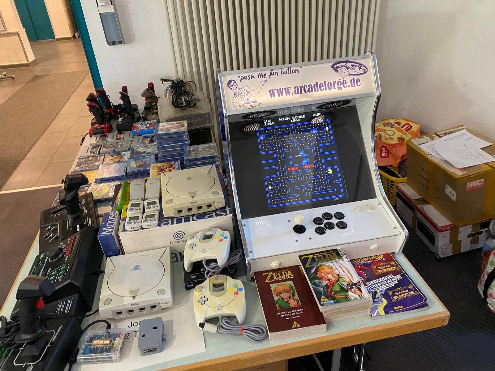 Retro-Konsolen und kleiner Arcade-Automat
