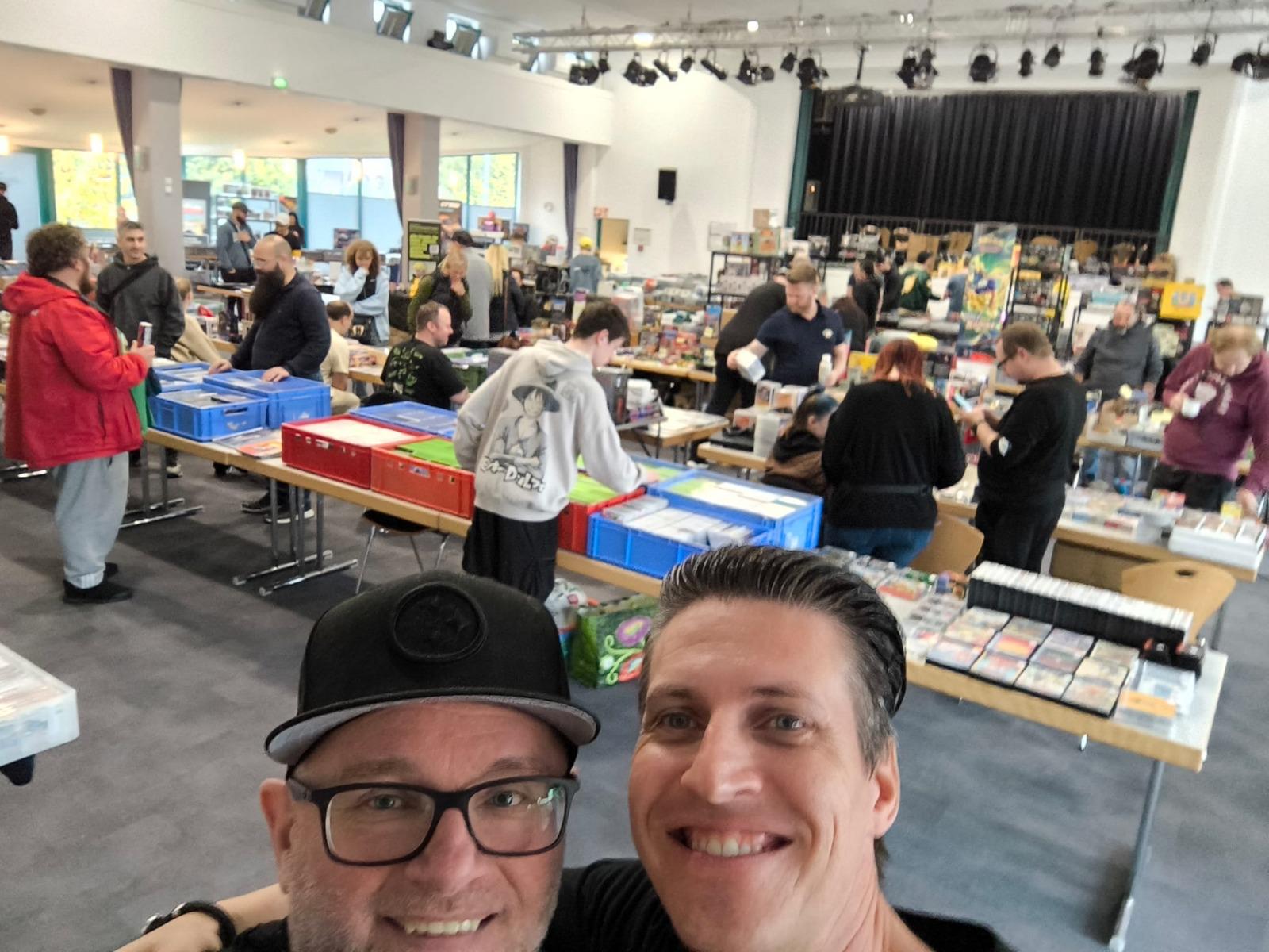 Selfie mit Blick auf die Händlerstände 2024