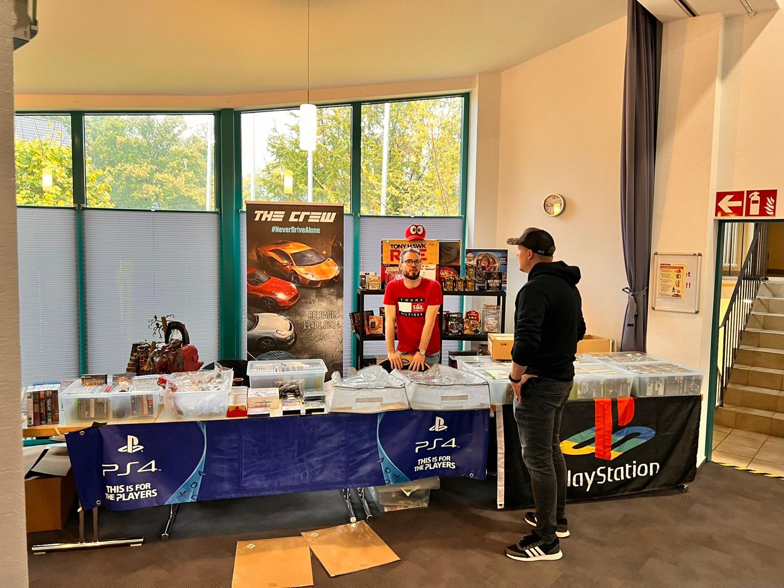 Stand mit PlayStation-Spielen und Sammlerstücken 2024