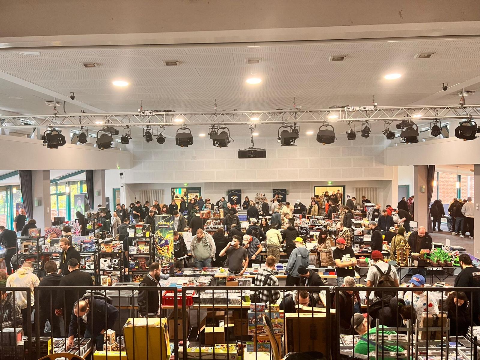 Blick über den Saal mit Besuchern und Händlerständen 2025
