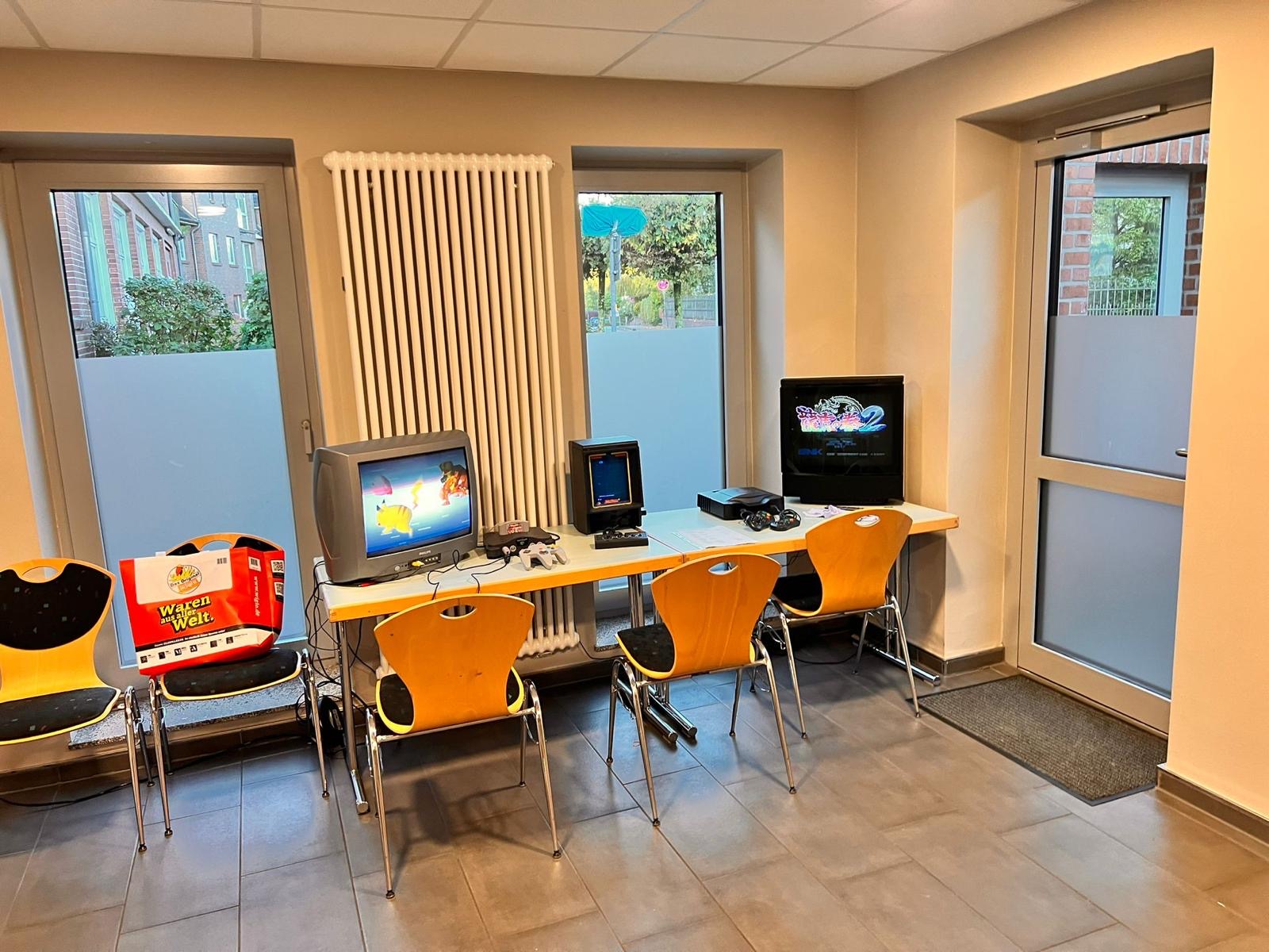 Spiele-Ecke mit klassischen Konsolen
