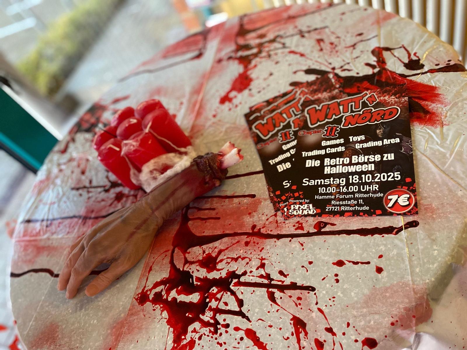 Halloween-Dekoration und Flyer am Tombola-Tisch